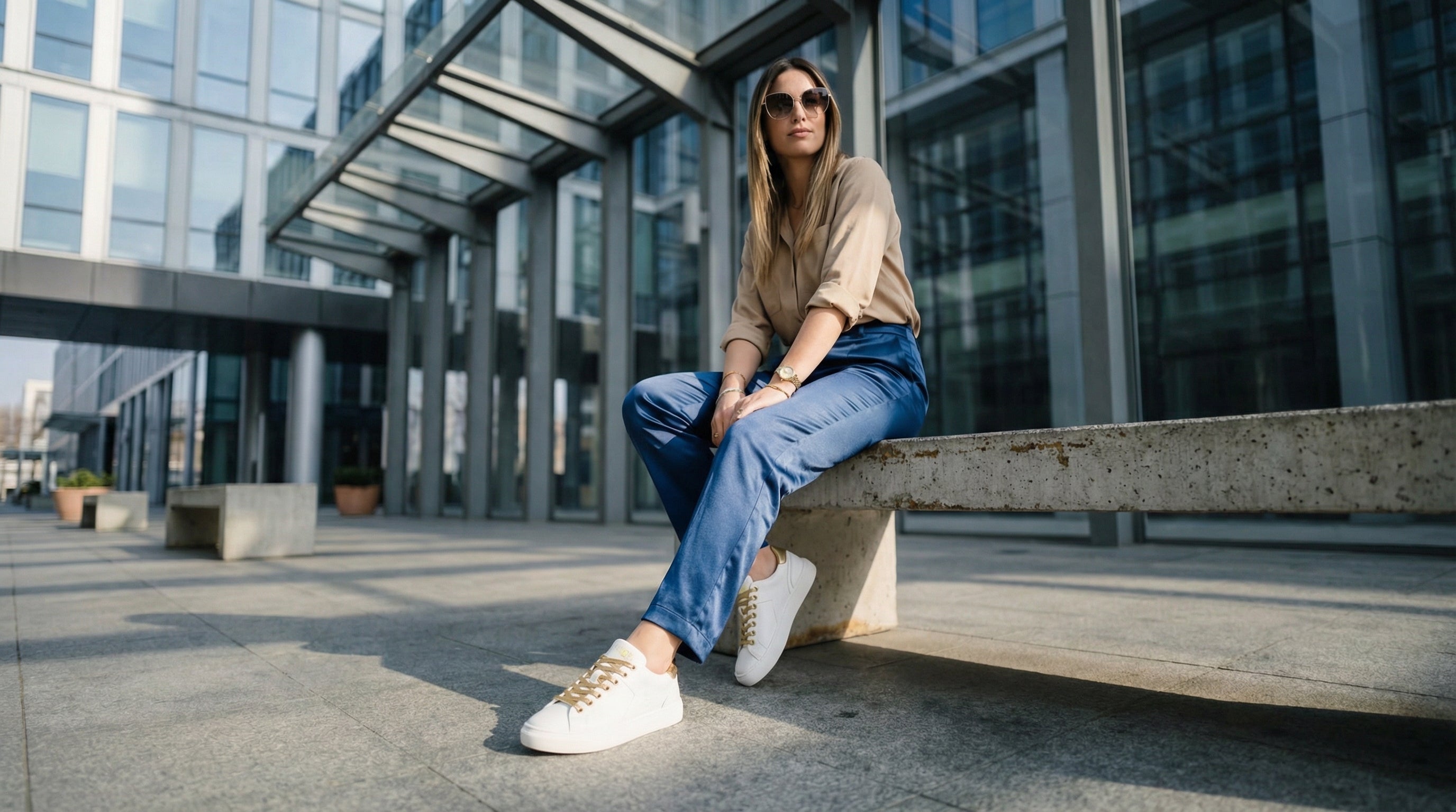 Outfit ufficio sneakers donna